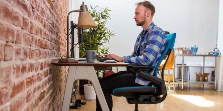 homem sentado utilizando computador